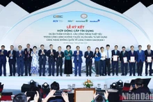 El primer ministro Pham Minh Chinh y los delegados. 