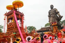 Ciudadanos de Hanói celebran el Festival de Montículo de Dong Da 2023