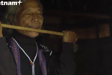Briu Po, residente en la aldea de Aroh y su flauta. (Fotografía: Vietnam+)