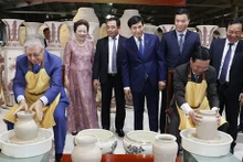 El presidente vietnamita, Vo Van Thuong, y su homólogo de Kazajistán, Kassym-Jomart Tokayev, visitan la antigua aldea de cerámica de Chu Dau. (Foto: VNA)