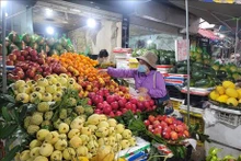 Precios de frutas frescas en el mercado de Xuan La en Hanói se mantienen estables. (Foto: VNA)