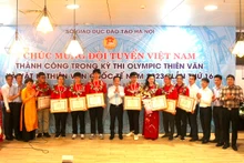 En el acto de honrar a los estudiantes que ganaron éxitos en la Olimpiada Internacional de Astronomía y Astrofísica. (Foto: hanoimoi.vn)