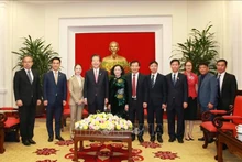 La miembro del Buró Político, permanente del Secretariado del Comité Central del Partido Comunista de Vietnam (PCV), jefa de su Comisión de Organización y presidenta del Grupo de Parlamentarios de Amistad Vietnam-Japón, Truong Thi Mai, y la delegación del partido japonés Komeito. (Foto: VNA)