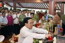 El presidente de Vietnam, Vo Van Thuong, ofreció hoy incienso en memoria del Presidente Ho Chi Minh en el Templo dedicado al difunto líder en la montaña Ba Vi, en las afueras de Hanói. (Foto: VNA)