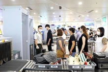 Empleados de seguridad en el aeropuerto realizan el proceso de control de seguridad. (Foto: Vietnam+)