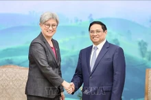 El primer ministro de Vietnam, Pham Minh Chinh (derecha) recibe a la ministra australiana de Relaciones Exteriores, Penny Wong. (Foto: VNA)