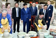 Presidente vietnamita y su par kazajo visita el gremio de cerámica de Chu Dau