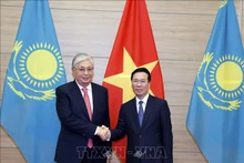 El presidente de Vietnam, Vo Van Thuong (derecha), recibe a su homólogo de Kazajstán, Kassym-Jomart Tokayev. (Foto: VNA)