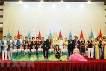 El presidente vietnamita, Vo Van Thuong, y su homólogo kazajo, Kassym-Jomart Tokayev, entregan flores a los artistas que actúan en el banquete. (Foto: VNA)