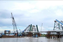 Instalan último segmento del puente Tran Hoang Na sobre río Can Tho. (Foto: VNA)