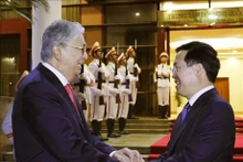El presidente de Kazajstán, Kassym-Jomart Tokayev (izquierda), y su homólogo vietnamita, Vo Van Thuong. (Foto: VNA)