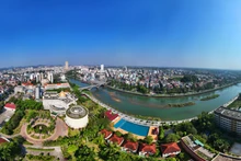 Convertir a Quang Ninh en un centro turístico de conexión regional e internacional