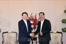 El vicesecretario permanente del Comité del Partido Comunista de Ciudad Ho Chi Minh y presidente del Comité Popular municipal, Phan Van Mai, recibe al titular del Comité Nacional de investigación para la construcción del Partido de China, Li Zhiyong. (Foto: VNA)