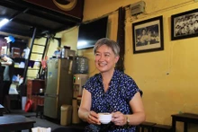 La ministra de Relaciones Exteriores de Australia, Penny Wong, disfruta el café con huevo en la calle Dinh Tien Hoang, en el casco antiguo de Hanoi. (Foto: VNA)