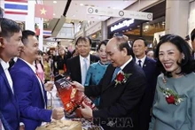 El presidente de Vietnam, Nguyen Xuan Phuc, visita los pabellones. (Fotografía: VNA)