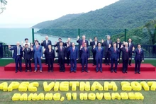 El entonces presidente de Vietnam, Tran Dai Quang, y los jefes de las delegaciones participantes en la 25 Reunión de Líderes Económicos del APEC, celebrada en la central ciudad vietnamita de Da Nang en 2017. (Fotografía: VNA)