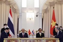 El presidente de Vietnam, Nguyen Xuan Phuc, y el primer ministro de Tailandia, Prayut Chan-o-cha, presencian la firma del Plan de Acción para Implementar la Asociación Estratégica Reforzada Tailandia-Vietnam para el período 2022-2027. (Fotografía: VNA)