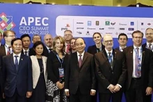 El presidente Nguyen Xuan Phuc con los delegados en el evento. (Fotografía: VNA)