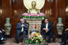 Tran Viet Truong, presidente del Comité Popular de la ciudad survietnamita de Can Tho, se reúne con Homero Acosta Álvarez, secretario de la Asamblea Nacional del Poder Popular y del Consejo de Estado de Cuba. (Fotografía: VNA)