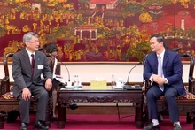 El vicepresidente permanente del Comité Popular de Bac Ninh, Vuong Quoc Tuan (D), recibe al director del Centro de Promoción Industrial de Kanagawa, Mogi Yoshibaru. (Fotografía: thoidai.com)