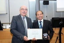Doan Quang Hoa, exjefe del Departamento de Radiofrecuencia del Ministerio de Información y Comunicaciones de Vietnam, recibe el honor. (Fotografía: VNA)