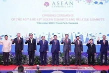 El primer ministro vietnamita, Pham Minh Chinh, y los jefes de las delegaciones de los países de la ASEAN en la inauguración. (Fotografía: VNA)