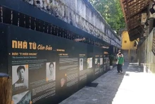 Historias sobre patriotas vietnamitas colgadas en la pared dentro de la reliquia de la prisión de Hoa Lo, Hanói. (Fotografía: VNA) 