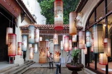 El espacio de la instalación de la linterna del artista Xuan Lam en el Centro de Cultura y Arte en el número 22 de la calle Hang Buom, distrito de Hoan Kiem, Hanói. (Fotografía: VNA)