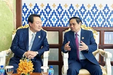 El primer ministro de Vientam, Pham Minh Chinh, y el presidente de Corea del Sur, Yoon Suk-yeol. (Fotografía: VNA)