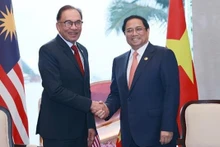 El primer ministro de Vietnam, Pham Minh Chinh, con su homólogo malasio, Anwar Ibrahim. (Foto: VNA)