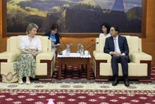 El presidente del Comité Popular de Lao Cai, Trinh Xuan Truong, recibe a la reina belga Mathilde, quien es también la presidenta honoraria de Unicef Bélgica (Fuente: VNA)