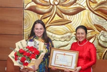 La embajadora Nguyen Phuong Nga, presidenta de la UOAV (derecha), entrega la insignia "Por la Paz y la Amistad entre los Pueblos" a Elisa Fernández Sáenz, representante de la Entidad de la ONU para la Igualdad de Género y el Empoderamiento de la Mujer. (Foto: VNA)