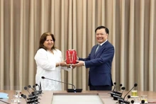 El secretario del Comité del Partido Comunista de Vietnam en Hanoi, Dinh Tien Dung, y la secretaria general de la Federación de Mujeres Cubanas, Teresa María Amarelle Boué. (Foto: VNA)