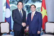 El primer ministro de Vietnam, Pham Minh Chinh (derecha), se reúne con su homólogo laosiano, Sonexay Siphandone. (Foto: VNA)