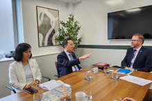El embajador Nguyen Hoang Long en reunión con el presidente de la Cámara de Comercio de Belfast, Simon Hamilton. (Foto: VNA)