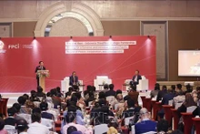 El presidente de la Asamblea Nacional de Vietnam, Vuong Dinh Hue, interviene en el evento. (Fuente: VNA)