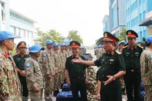 El viceministro de Defensa de Vietnam, coronel general Hoang Xuan Chien, se reúne con el segundo equipo de ingenieros militares que partirá a misión de ONU. (Foto: VNA)