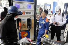 En una estación de petróleo y gasolina de Petrolimex. (Foto: VNA)