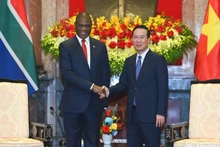 El presidente vietnamita, Vo Van Thuong, y el vicemandatario de Sudáfrica, Paul Mashatile. 