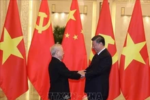 El secretario general del Comité Central del Partido Comunista y presidente de China, Xi Jinping, da la bienvenida al secretario general del Partido Comunista de Vietnam, Nguyen Phu Trong, en la visita oficial del líder partidista vietnamita a China en 2022. (Foto: VNA)