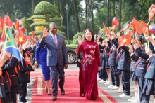 [Foto] Vicepresidenta vietnamita conversa con su similar sudafricano 