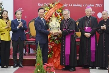 El presidente de Vietnam, Vo Van Thuong, felicita al arzobispo de la Arquidiócesis de Hue, Nguyen Chi Linh. (Foto: VNA)