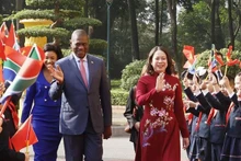 La vicepresidenta vietnamita Vo Thi Anh Xuan recibe a su homólogo sudafricano Paul Mashatile. (Foto: VNA)