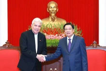 El miembro del Buró Político, secretario del Comité Central del Partido Comunista de Vietnam y jefe de su Comisión de Asuntos Internos, Phan Dinh Trac, recibe al ministro para la Agricultura Productiva y Tierras de Venezuela, Wilmar Castro Soteldo. (Foto: VNA)