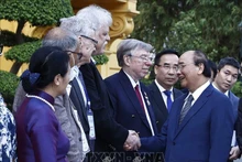 El presidente Nguyen Xuan Phuc recibe a invitados internacionales. (Fotografía: VNA)