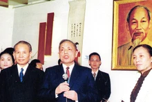 El 28 de enero de 1973, el ministro de Relaciones Exteriores, Nguyen Duy Trinh, junto con el jefe de la delegación negociadora de la República Democrática de Vietnam, Xuan Thuy, y la jefa de la delegación negociadora del Gobierno Revolucionario Provisional de la República de Vietnam del Sur, Nguyen Thi Binh, visitan la Asociación de Vietnamitas en Francia, un día después de la firma de los Acuerdos de París. (Fotografía: Asociación de Vietnamitas en Francia). 