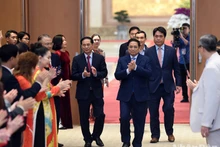 El primer ministro, Pham Minh Chinh, asiste al programa. 
