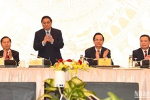 El primer ministro Pham Minh Chinh asiste a la conferencia. 