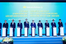 El primer ministro Pham Minh Chinh y los delegados en la ceremonia para celebrar el aniversario 30 de la apertura de vuelos directos de Vietnam Airlines a Corea del Sur (Foto: VNA)