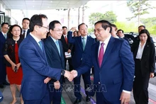 El primer ministro de Vietnam, Pham Minh Chinh, visita el complejo de semiconductores del grupo surcoreano Samsung en la provincia de Gyeonggi. (Foto: VNA)
